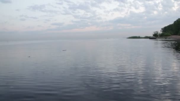 Zeegezicht Van Boord Van Boot Vissen Een Rustige Zomer Ochtend — Stockvideo