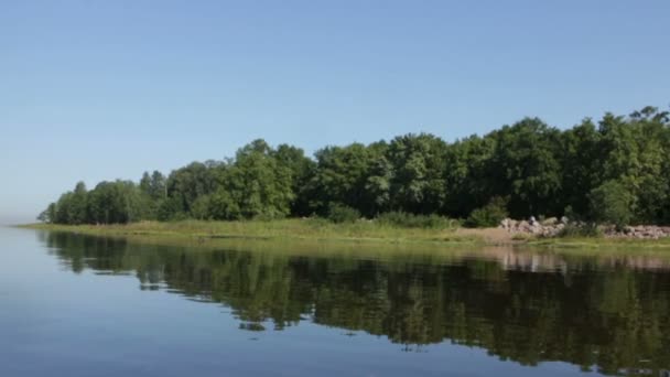 beau paysage forestier reflété dans l'eau calme du lac à bord du bateau 