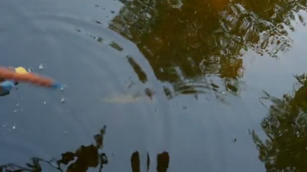 结束在水中隐藏犯罪的痕迹 — 图库视频影像
