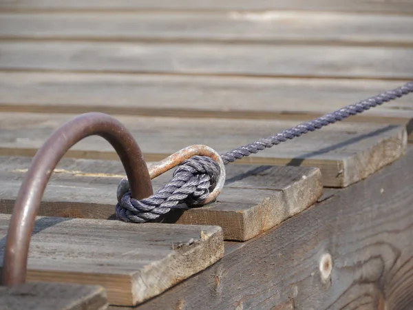 Aanmeren Touw Gebonden Aan Pier Dicht Bij — Stockfoto