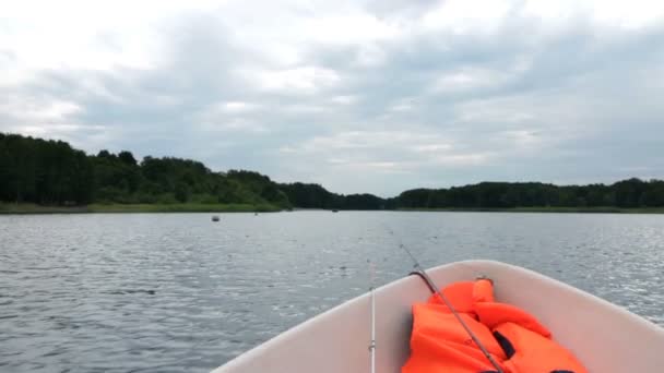 Rybářská Loď Stěhování Rybářské Pruty Záchranná Vesta Popředí Pohled Paluby — Stock video