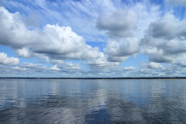  Deniz üzerinde güzel bulutlu manzara