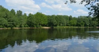 Karelian Isthmus gelen inanılmaz nehir manzara, suda Beautyfull yansıması, yaz l tatil için harika bir yer 