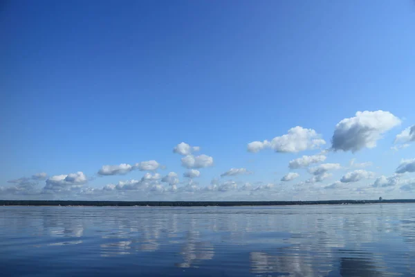 Mar refleja cielo azul Imágenes de stock libres de derechos