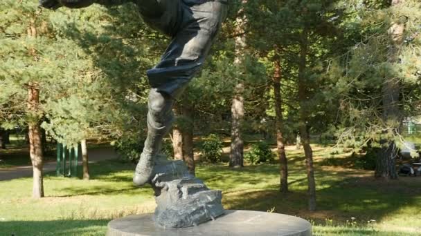 俄罗斯圣彼得堡 2019年8月27日 足球运动员Vsevolod Bobrov纪念碑 足球运动员将球踢到最上面 — 图库视频影像