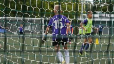 Futbol futbol kaleci ile gol, net içine bir gol topu gol