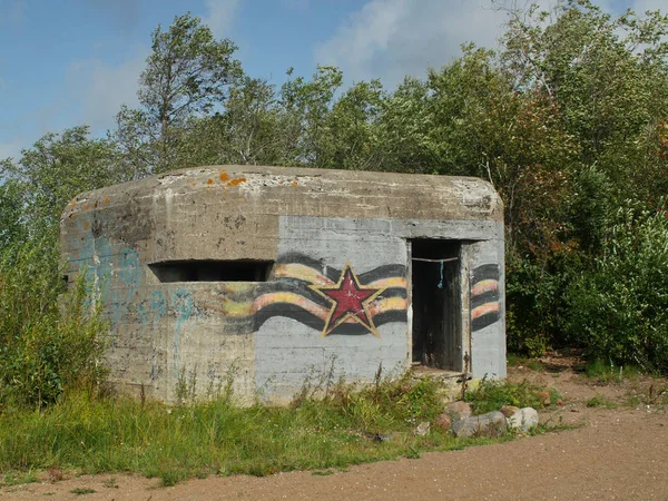 Stary sowiecki wojskowy bunkier z graffiti — Zdjęcie stockowe