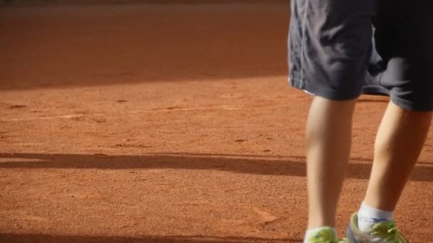 Красный Теннисный Корт Желтый Теннисный Мяч Теннисист Прыгает Теннисный Мяч — стоковое видео