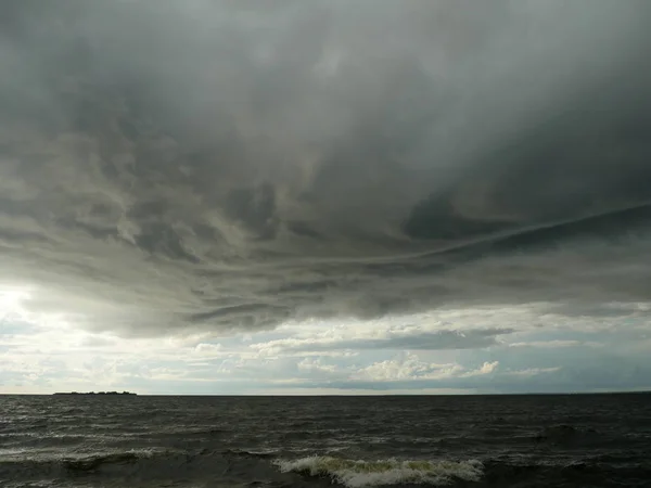 巨大的低乌云从海上接近海岸 — 图库照片