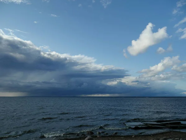 Низькі Темні Хмари Дощу Над Морем — стокове фото