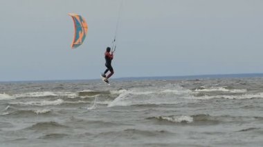 2019 tanınmaz Uçurtma Surfer fırtınalı deniz izleme atış üzerinde uçuyor, yavaş hareket