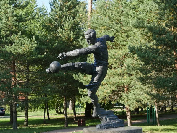 San Petersburgo Rusia Agosto 2019 Monumento Futbolista Vsevolod Bobrov Balón — Foto de Stock