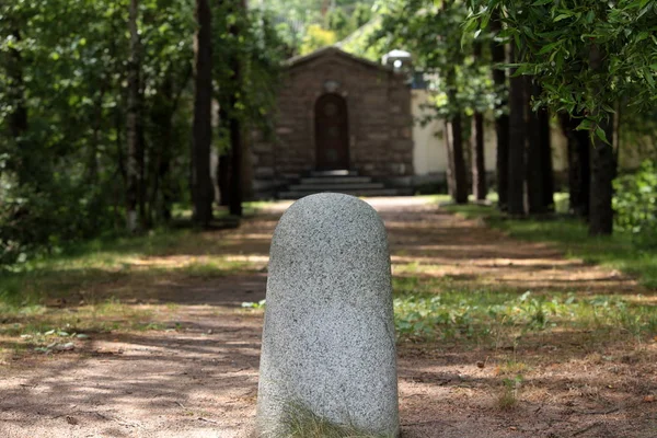 Landelijke Weg Naar Poorten Van Het Paleis Met Een Mijlpaal — Stockfoto