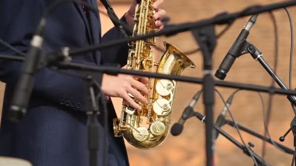 Homem Tocando Saxofone Alto Dourado — Vídeo de Stock