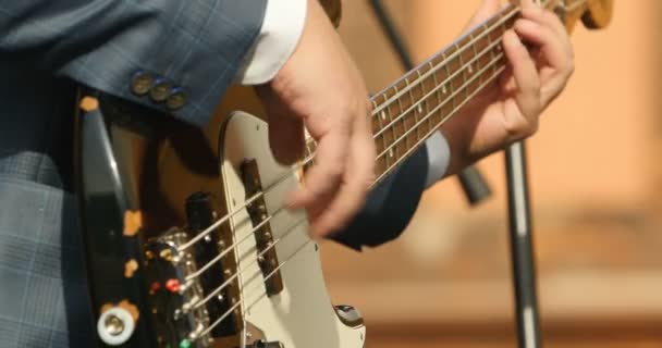 Baixo Guitarra Mão Músico Close — Vídeo de Stock