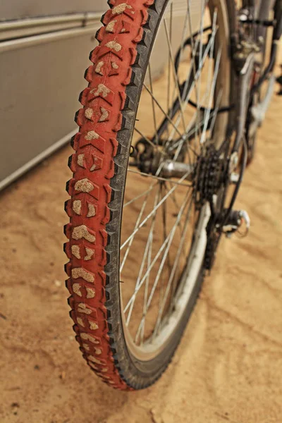 砂クローズアップ付きオフロードタイヤマウンテンバイクプロテクター — ストック写真