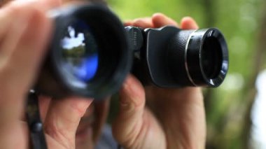 dürbün yakın çekim ile tanınmaz asker veya avcı