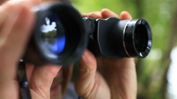 Soldado Caçador Irreconhecível Com Close Binocular — Vídeo de Stock