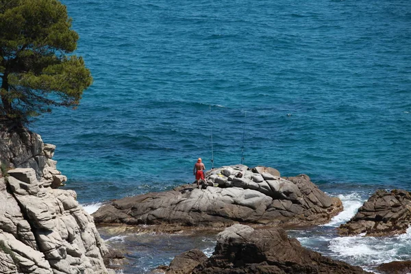 Pescador Irreconhecível Pescando Pela Vista Azul Mar Cima — Fotografia de Stock