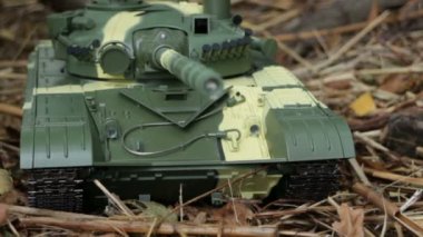 Tank T-72 ön görüş kamerası hareket halinde.