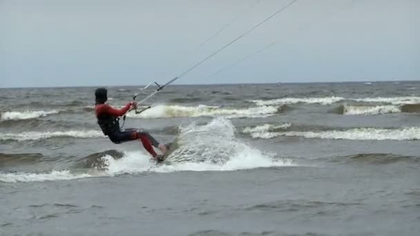 Cerf Volant Surfeur Sur Vague Ralenti Suivi Tir — Video