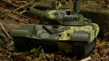 T-72 tankı, yeşil kamuflaj, ön manzara, uzaklaşın.