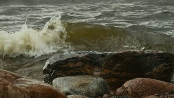 Deniz Dalgaları Kıyı Kayalıklarında Kırılıyor Yavaş Çekim — Stok video