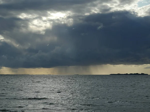 Cyclone Huge Black Cloud Pours Rain Sea — Stock Photo, Image