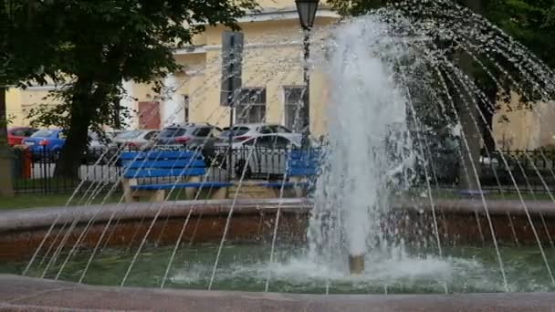 Odpočinek Stínu Městské Fontány Zpomalený Pohyb — Stock video