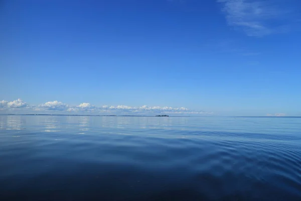 Cielo azul sobre el mar azul — Foto de Stock