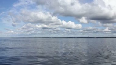 Güzel deniz manzarası, denizde yansıyan bulutlar, bir tekneden görünen.