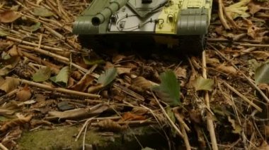 Yukarıdan tank görüntüsü, kamera hareketi, yakın