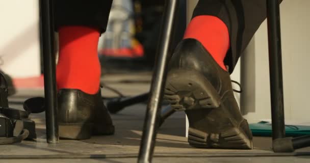 Πρόσωπο Κόκκινες Κάλτσες Χτυπά Ρυθμό Στο Πάτωμα Κοντά — Αρχείο Βίντεο