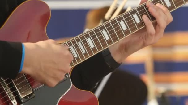 Gitarrist Spielt Elektrizitätsgitarre Auf Konzert — Stockvideo