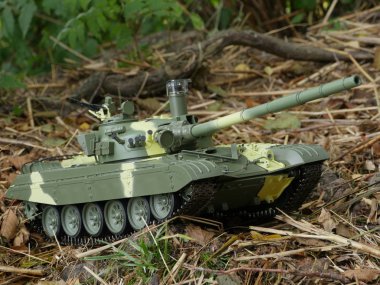 Rus tankı T-72 yan görüntüsü, yakın.