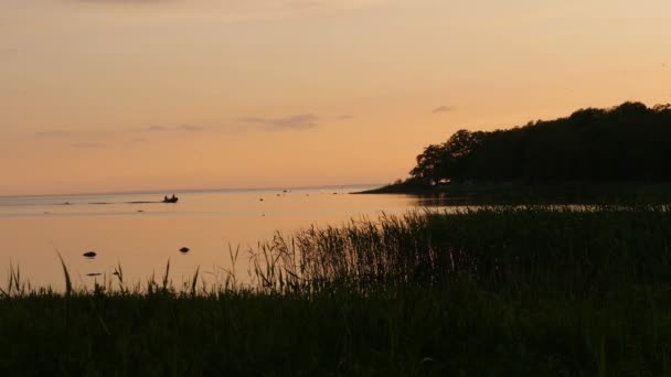 Röd Solnedgång Sjön Landskap Med Båt — Stockvideo