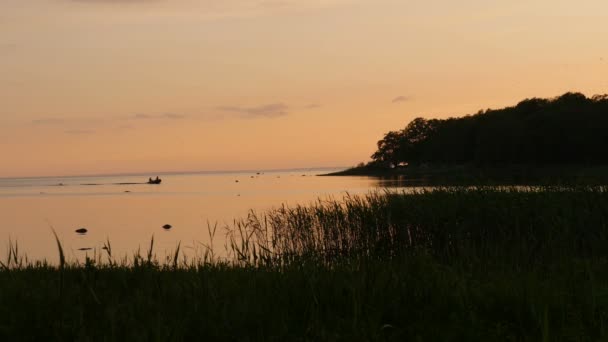 Puesta Sol Roja Paisaje Del Lago Con Barco — Vídeos de Stock