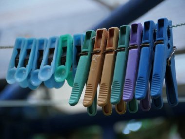 İpte renkli mandallar var. Yakın plan.