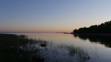 Gölün üzerinde gün batımı Güzel akşam manzarası