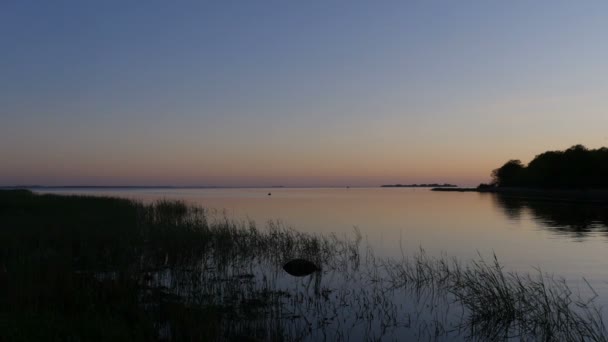 湖での夜オレンジの夕日による海の景色 — ストック動画