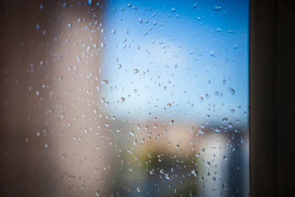 Büyük damla yağmur ve güneşli havalarda penceresinde