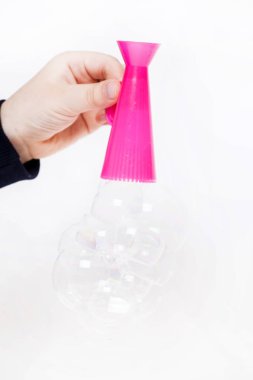 Kabarcık üfleyiciler ile oynarken çocuğun el