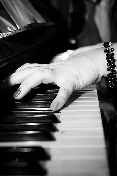 Pianist Hand Playing Instrument — Stock Photo, Image
