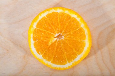 Ahşap yüzey en iyi görünüm üzerinde taze turuncu