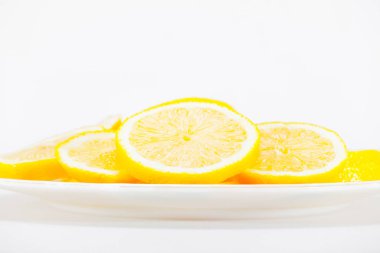 Meyve yalan bir tabağa dilimlenmiş