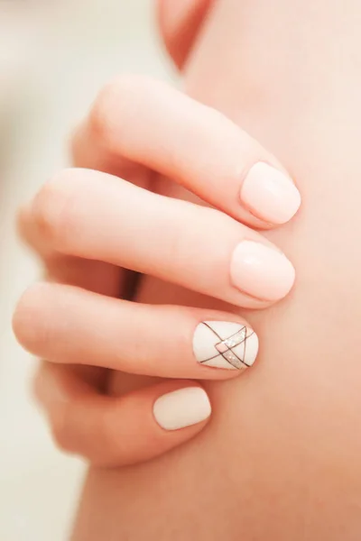 Güzel eller ve manikür hafif bir gölge.