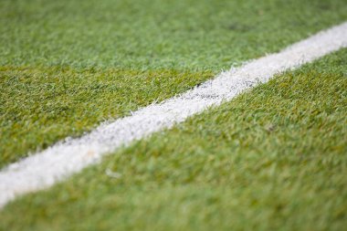 Yeşil futbol sahası ve futbol sahası hattı