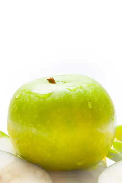Close up da maçã verde com gotas e fatias — Fotografia de Stock