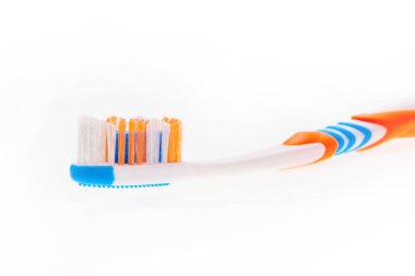 Beyaz bir arka plan üzerinde izole diş fırçası