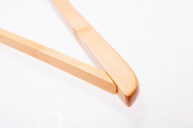 Ahşap elbise askısı, beyaz arka plan izometrik manzaralı elbise askısı.